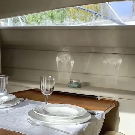 Sunset River Botel *